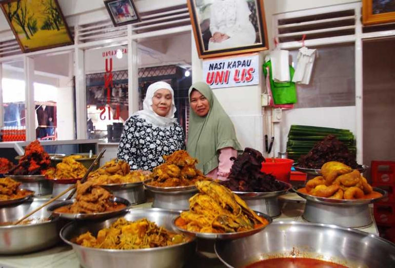Berpose bersama Uni Lis di kapaunya (Dokpri)