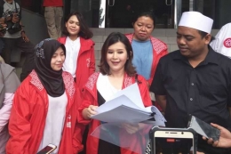 Ketua Umum Partai Solidaritas Indonesia (PSI) Grace Natalie melaporkan akun-akun media sosial yang dianggap telah menyebarkan kabar bohong tentang dirinya dan kader PSI lainnya di Mapolda Metro Jaya, Kamis (17/6/2018).