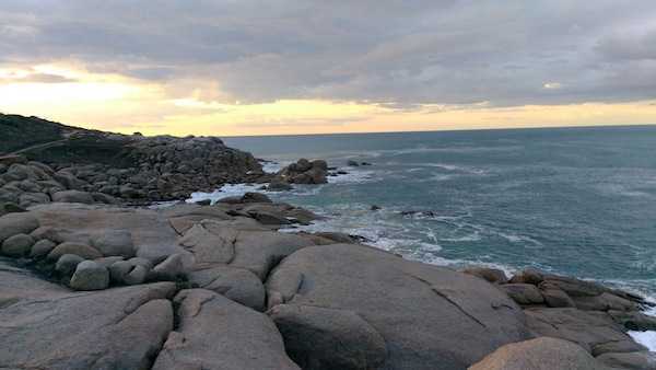 Batu-batu menjadi bagian tak terpisah dari pantai