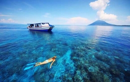 foto pemandangan laut di Bunaken (www.shorefox.com)