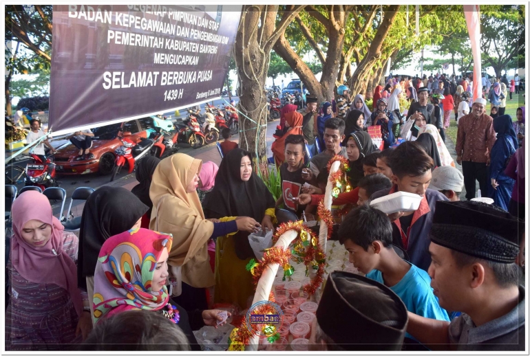 Masyarakat menukarkan kupon untuk mendapatkan takjil pada salah satu OPD saat Buka Puasa Bersama yang diadakan Pemkab Bantaeng (08/06/18).