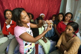 Ilustrasi: Di Asmara, Eritrea, Afrika, seorang pekerja kesehatan menunjukkan cara memakaikondom perempuan yang baik kepada sekelompok PSK. Program yang didukung Global Fund ini menjangkau 6.000 PSK lebih di Eritrea yang bertujuan mencegah penyebaran HIV dan infeksi menular seksual lain (Sumber: theglobalfund.org)