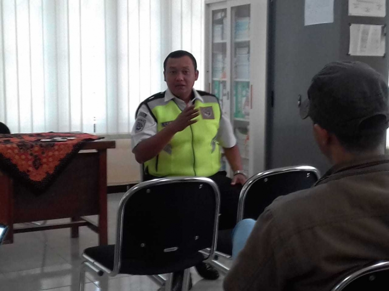 Denny Ariyanto, Kepala Bandara Tunggul Wulung ketika di temui wartawan.(foto:estanto)
