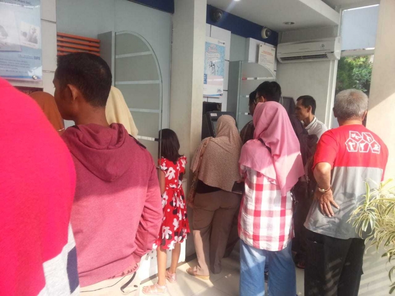 ATM pun Kebanjiran Nasabah/Doc Tolhah