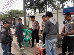 Kapolsek Cengkareng Kompol H. Khoiri Amnas mengecek keberadaan jasa penukaran uang baru di kawasan Cengkareng Timur