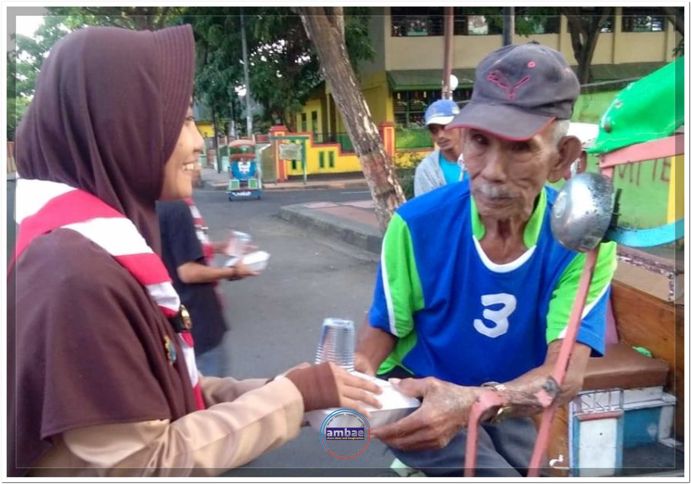 Nurul Qurani (kanan) bagikan takjil kepada tukang becak (05/06/18).