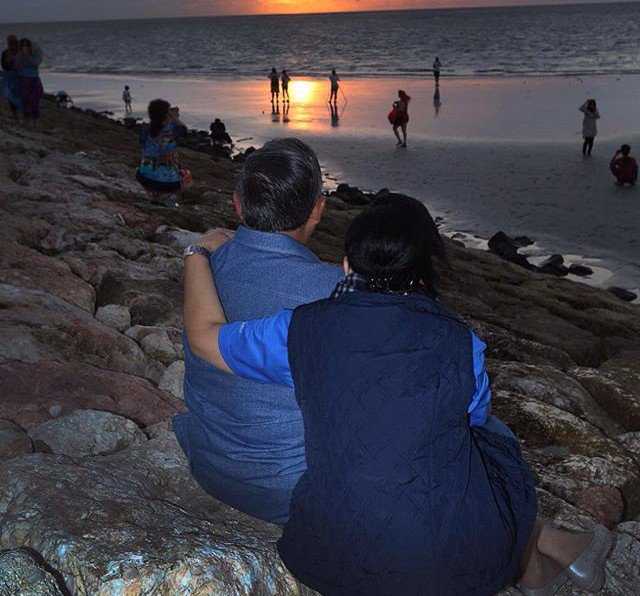 Foto kebersamaan SBY dan Ibu Ani di pantai menyaksikan matahari tenggelam. www.idntimes.com 