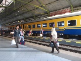 Mudik dari wilayah Jabodetabek akan mendapai puncaknya Sabtu (9/6) , terutama meunju wilayah Jawa Barat, Jawa Tengah, Jawa Timur, dan Yogyakarta. Salah satu transportasi umum adalah kereta api (dok.windhu)