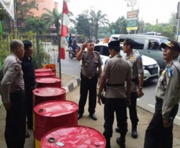 Kabag Ops Polres Metro Jakarta Barat AKBP Priyo Utomo Teguh Santoso sedang mengecek Pos Pengamanan Lebaran Polsek Cengkareng (dokpri)