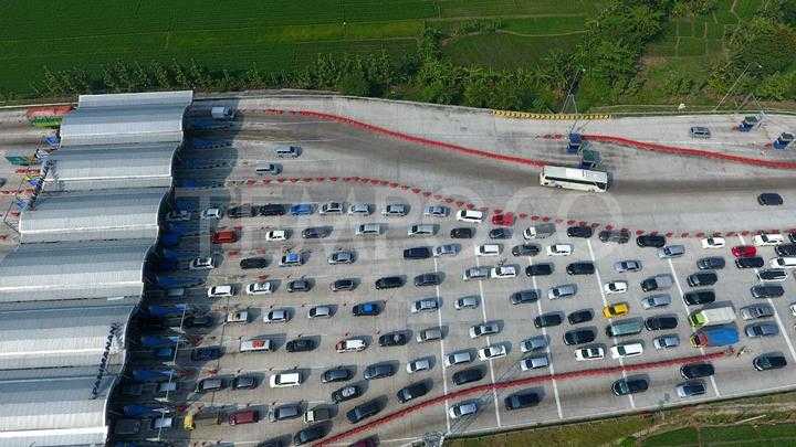 Sumber foto: Dilihat dari udara, sejumlah kendaraan mengalami kemacetan sepanjang 1 Km saat memasuki gerbang tol Palimanan, Jawa Barat, Sabtu 9 Juni 2018. TEMPO/Subekti.