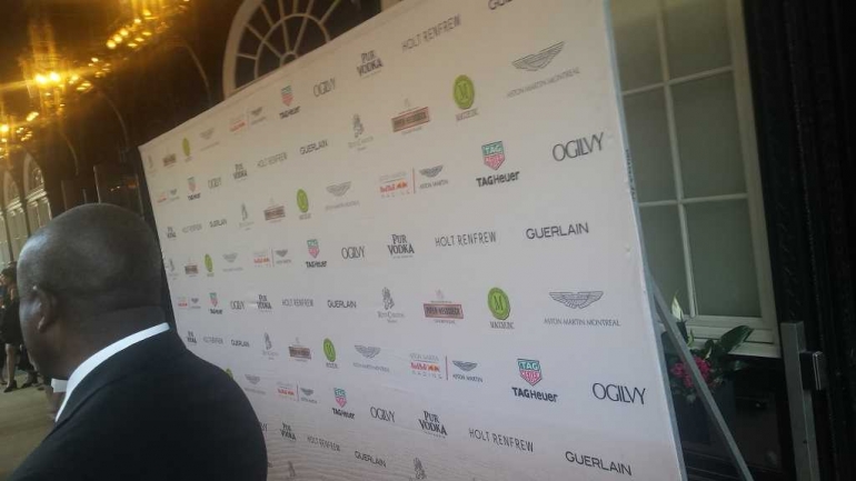 Podium untuk press release di depan Hotel Ritz Carlton Montreal | Dokpir