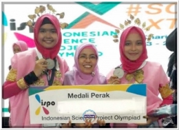 Ilma dan Rezky saat meraih medali perak pada ajang ISPO di Jakarta (25/02/18).