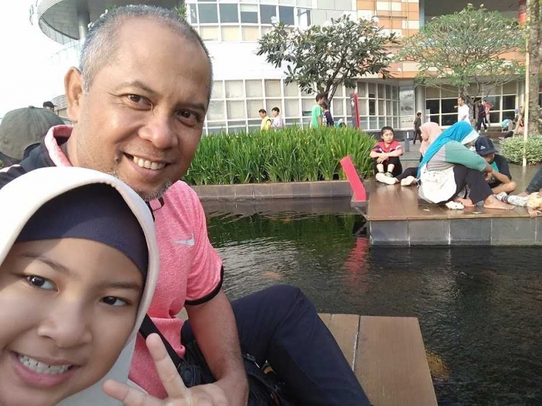 Si Ibu belanja? Tenang, si Ayah nemenin si Ade di taman koi | Foto: Rifki Feriandi