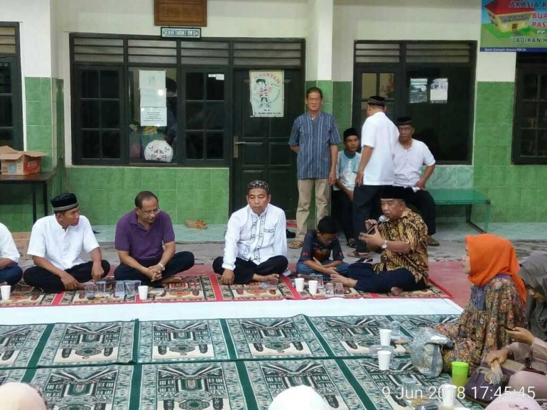Elemen warga masyarakat RW 04 Tanjung Duren Selatan berbuka puasa bersama