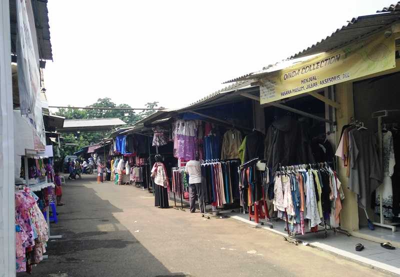 Deretan toko sederhana yang menjual barang murah berkualitas (foto: widikurniawan)