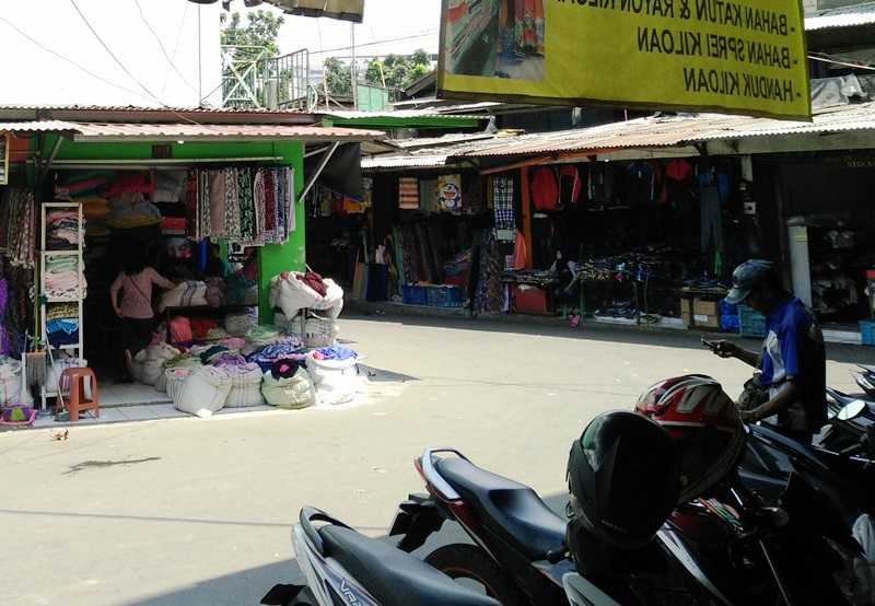 Parkir motor dan mobil bisa sampai ke dalam area pasar (foto: widikurniawan)