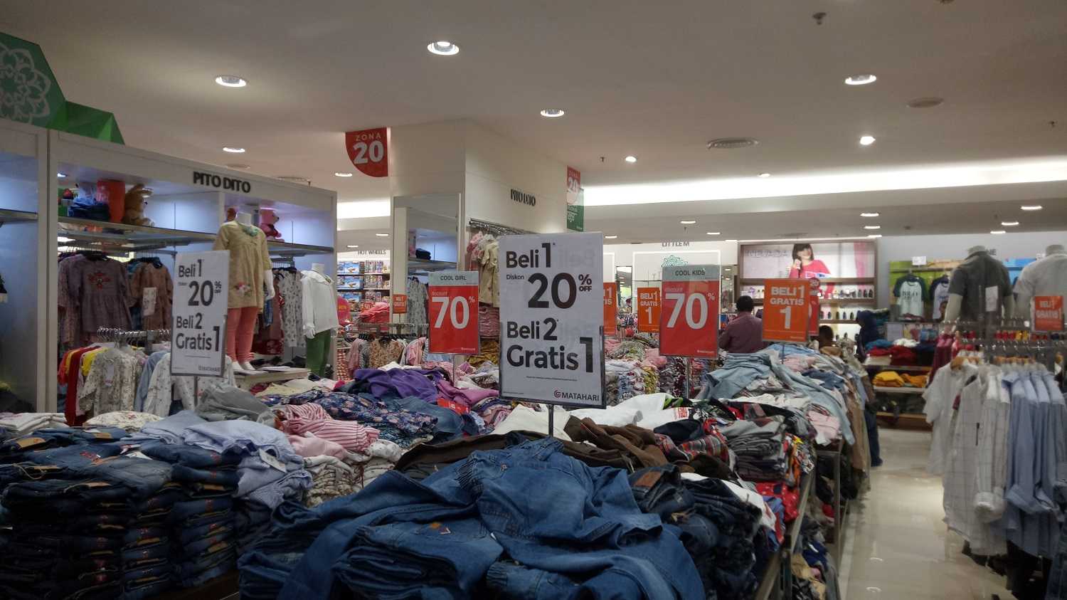 Deretan plang diskon di Matahari Mega Mall yang menggoda 