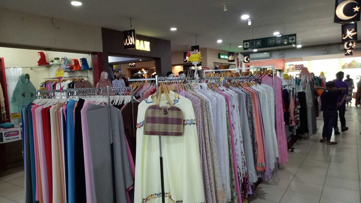 Jual mukena dan peralatan shalat yang lain juga. | Dokumentasi Pribadi