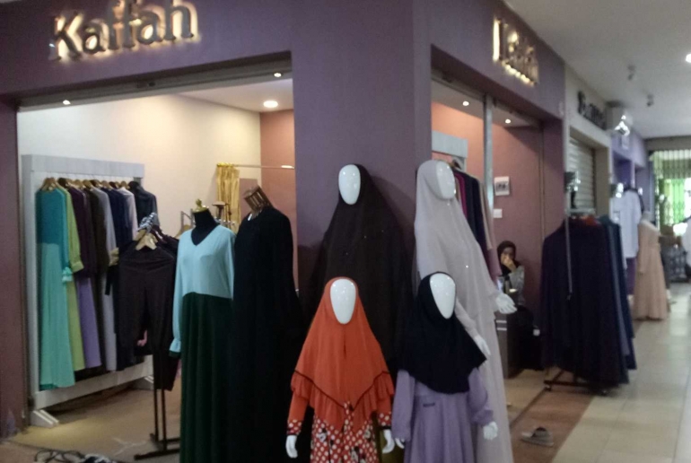 Salah satu gerai baju muslim di Khazanah Plaza. | Dokumentasi Pribadi
