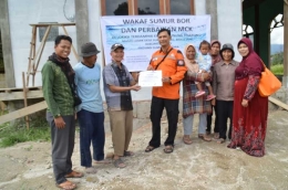 Penyerahan secara simbolik bantuan sumur bor di Masjid Jamik Sukanalu Barus Jahe Kab Karo (dok, Relindo Sumut, 27 Mei 2018)