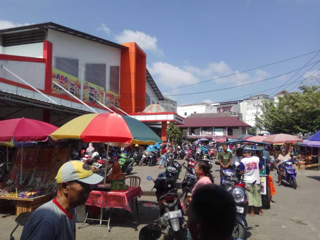 Pasar Kite Sungailiat, pusat berbelanja sembako (foto Rustian)