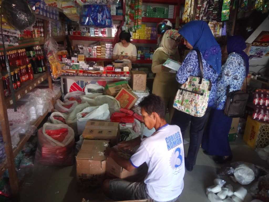 Pedagang sembaki di Pasar Kite (foto Rustian)
