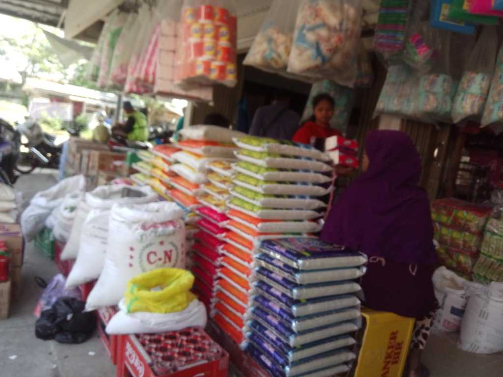 Beras cukup tersedia di Pasar Kite buat puasa dan lebran (foto Rustian)