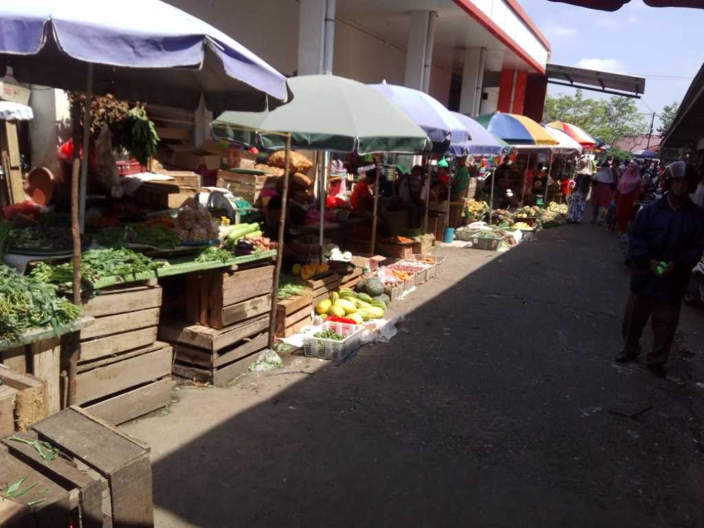 Lapak - lapak pedagang sayuran di luar gedung utama Pasar Kite (foto Rustian)