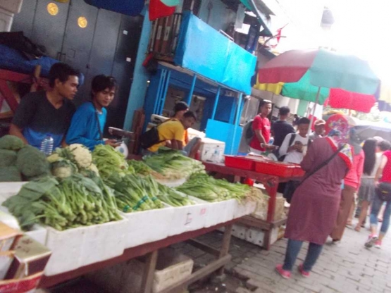 Hanya di pasar tardisional, kebutuhan hidangan lebaran berupa bahan yang masih baru dan segar ada. (dok.windhu)