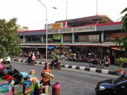 Pasar Johar sebelum di renovasi. Sekarang sementara Pasar Johar menempati lokasi di Jalan Sukarno Hatta Semarang. (Foto: Seputarsemarang.com)