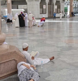 Ngaji sambil nunggu waktu salat. Foto milik pribadi.