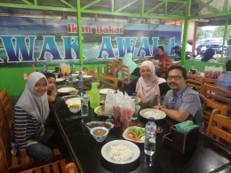 Bersama Keluarga Menikmati Kuliner Ikan Bakar di Kawasan Lamnyong Banda Aceh (9/6)/Foto: dokpri