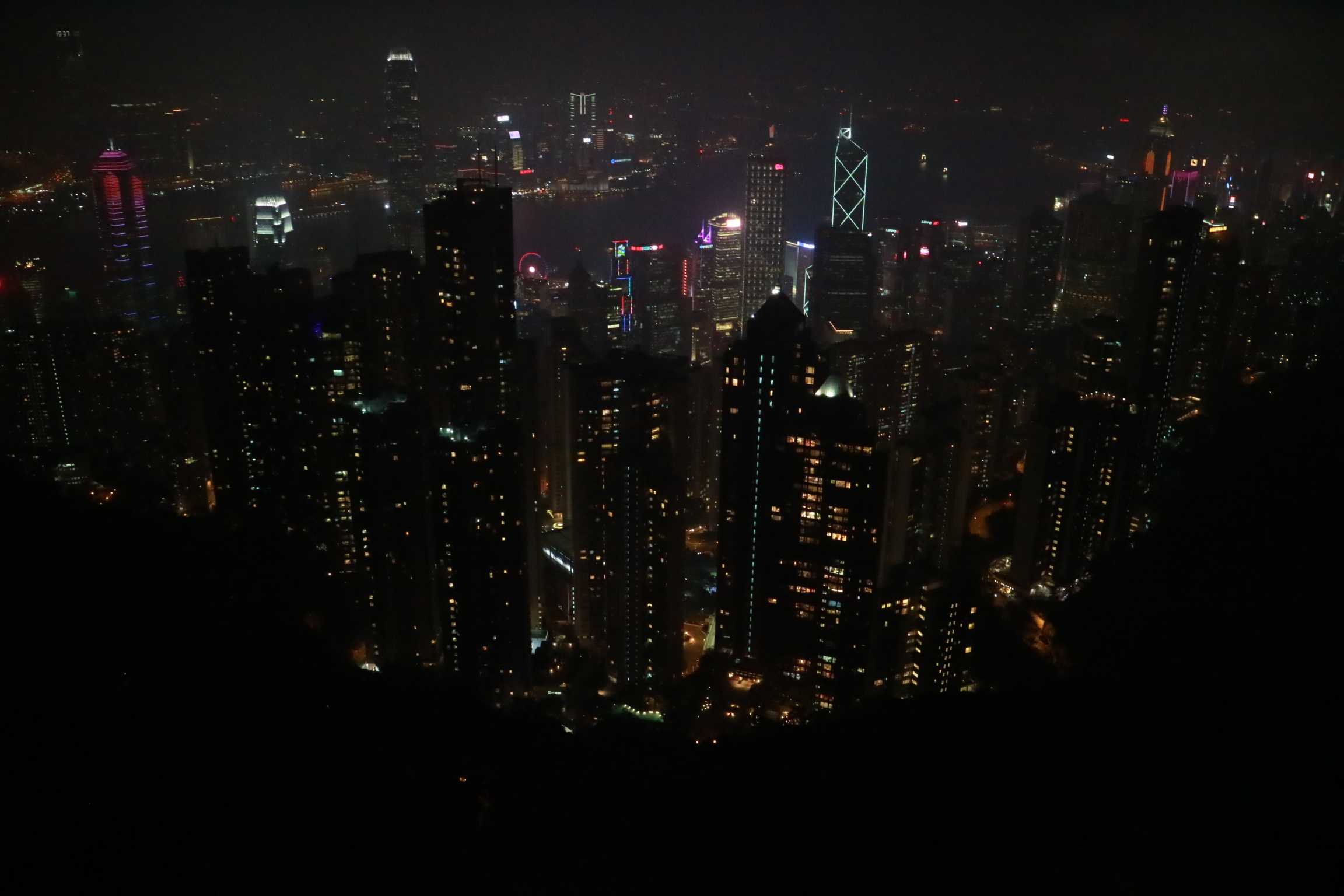 Suasana malam dari The Peak, Hong Kong (dok.pribadi)
