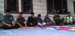 Ustadz Taufiq, S.Pdi tengah berikan tausyiah disimak oleh Ketua Mitra Jaya 337 Jati Pulo Johan Raska (paling kiri), sesepuh dan anggota Mitra Jaya Jati Pulo