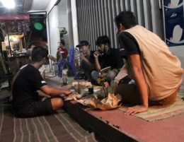 kebiasaan ngopi di malam hari (foto dari www.pinterest.com)