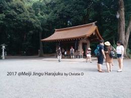 Dokumentasi pribadi | Memasuki Kuil Meiji Jingu, terdapat Gerbang Torii berwarna putih, dan tidak begitu besar. Di sisi kirinya, terdapat pondok kecil untuk beristirahat dan membasuh kaki dan tangan dengan air dan gayung, yang sudah disediakan disana