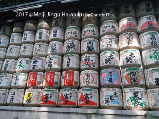 Dokumentasi pibadi | Deretan gentong berisi Sake Jepang, untuk persebahan para Dewa di agama Shinto. Gentong2 ini akan semakin banyak, jika ada perayaan2 agama Shinto.