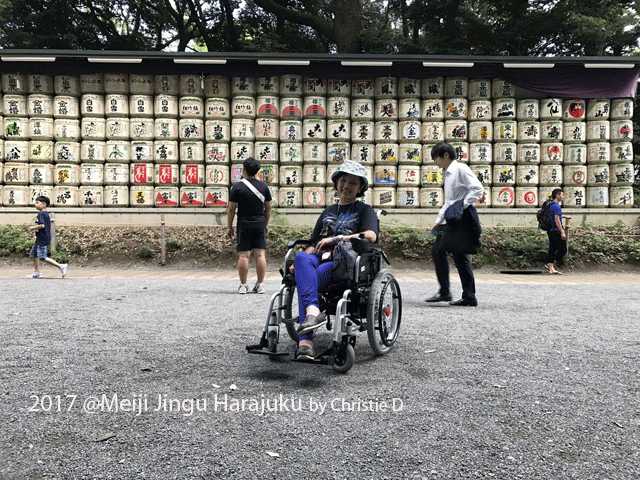 Dokumentasi pibadi | Deretan gentong berisi Sake Jepang, untuk persebahan para Dewa di agama Shinto. Gentong2 ini akan semakin banyak, jika ada perayaan2 agama Shinto.