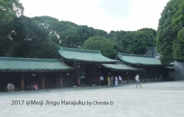 Dokumentasi pibadi | Menuju ke Kuil utama untuk bersembahyang, terdapat banyak bangunan untuk para pendeta Agama Shinto. Konsep ini akan selalu terdapat di semua kuil2 pemujaan agama Shinto di Jepang.