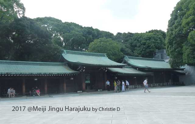 Dokumentasi pibadi | Menuju ke Kuil utama untuk bersembahyang, terdapat banyak bangunan untuk para pendeta Agama Shinto. Konsep ini akan selalu terdapat di semua kuil2 pemujaan agama Shinto di Jepang.