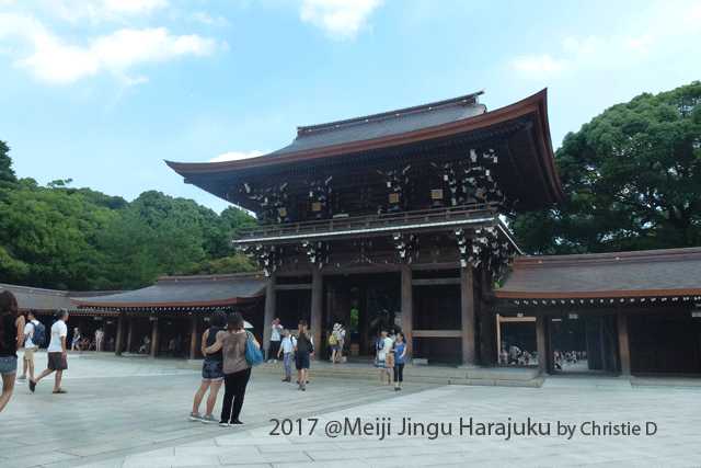 Dokumentasi pibadi | Menuju ke Kuil utama untuk bersembahyang, terdapat banyak bangunan untuk para pendeta Agama Shinto. Konsep ini akan selalu terdapat di semua kuil2 pemujaan agama Shinto di Jepang.