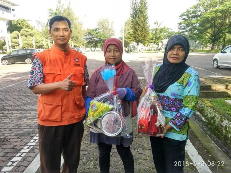 Bu Atun dan Bu Maimunah, petugas kebersihan di Kampus USU yang merima parcel lebaran dari relawan (dok. Relindo Sumut, 8 Juni 2018)