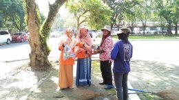 Pembagian parcel lebaran untuk petugas kebersihan di Kampus USU Medan oleh relalwan dari mahasiswa (dok. Relindo Sumut, 8 Juni 2018)