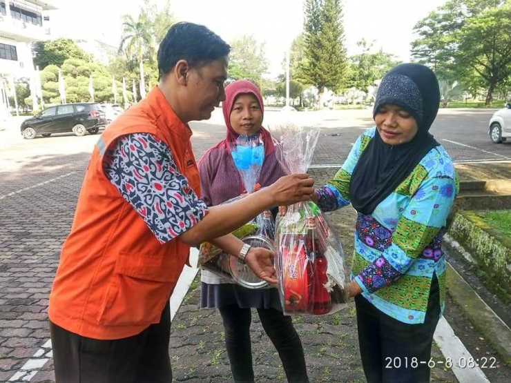 Pembagian parcel lebaran untuk petugas kebersihan di Kampus USU Medan (dok. Relindo Sumut, 8 Juni 2018)