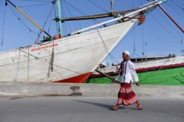 Umat muslim usai menunaikan Shalat Idul Fitri 1438 Hijriah di Pelabuhan Sunda Kelapa, Minggu (25/6/2017). Pemerintah menetapkan 1 Syawal 1438 Hijriah atau Idul Fitri jatuh pada hari ini.