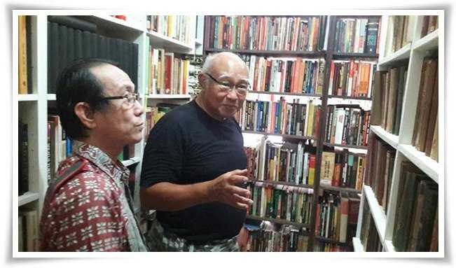 Penulis dan Pak Harianto (berkaos hitam) melihat-lihat koleksi buku (Foto: Jimmy N.)