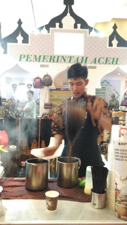 Wuih, ini dia nih atraksi Barista Kopi Saring khas Aceh, mantap! (Sumber: Dok. Pri)