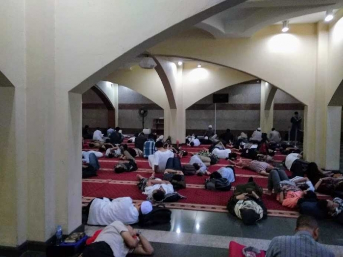 Beristirahat sejenak sebelum shalat Syuruq | Foto: Rifki Feriandi