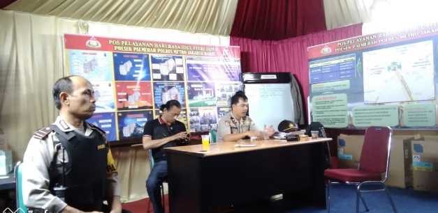 dokpriKapolsek Palmerah Kompol Aryono, SH mengecek perlengkapan Pos Pam Ops Ketupat Jaya 2018