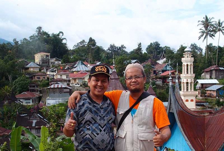 Bersama Uda Amri (kiri) guide kami (Dokpri)